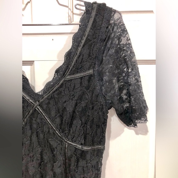 2B BEBE all over black lace dress with trim short sleeves size L EUC - Picture 6 of 8